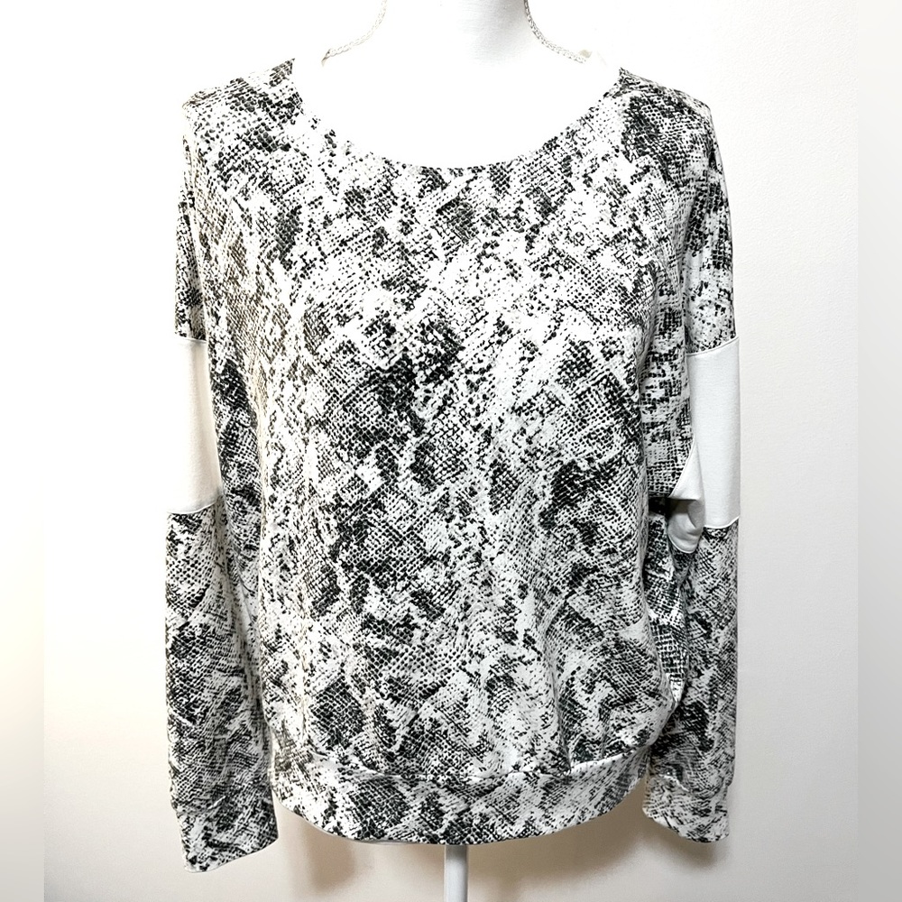 Peyton Jensen Evereve Snakeskin Print Lightweight Sweatshirt Black/White Sz Med
